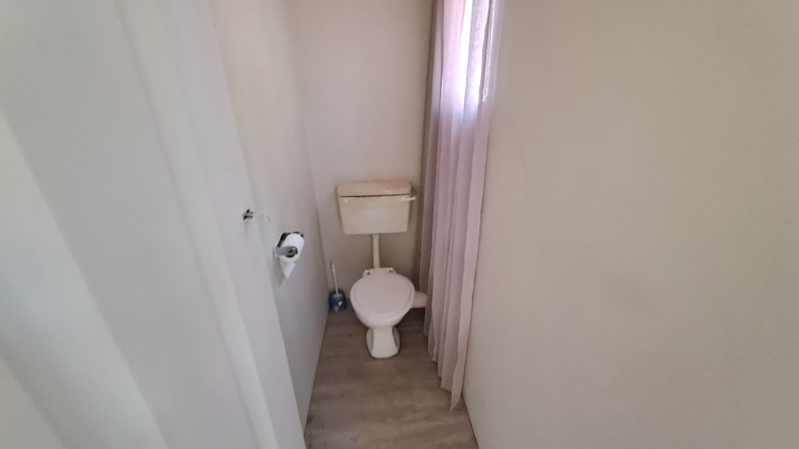 5 Bedroom Property for Sale in Langenhovenpark Free State